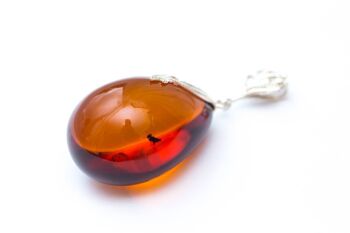 Pendentif unique en ambre cognac en forme de larme 3