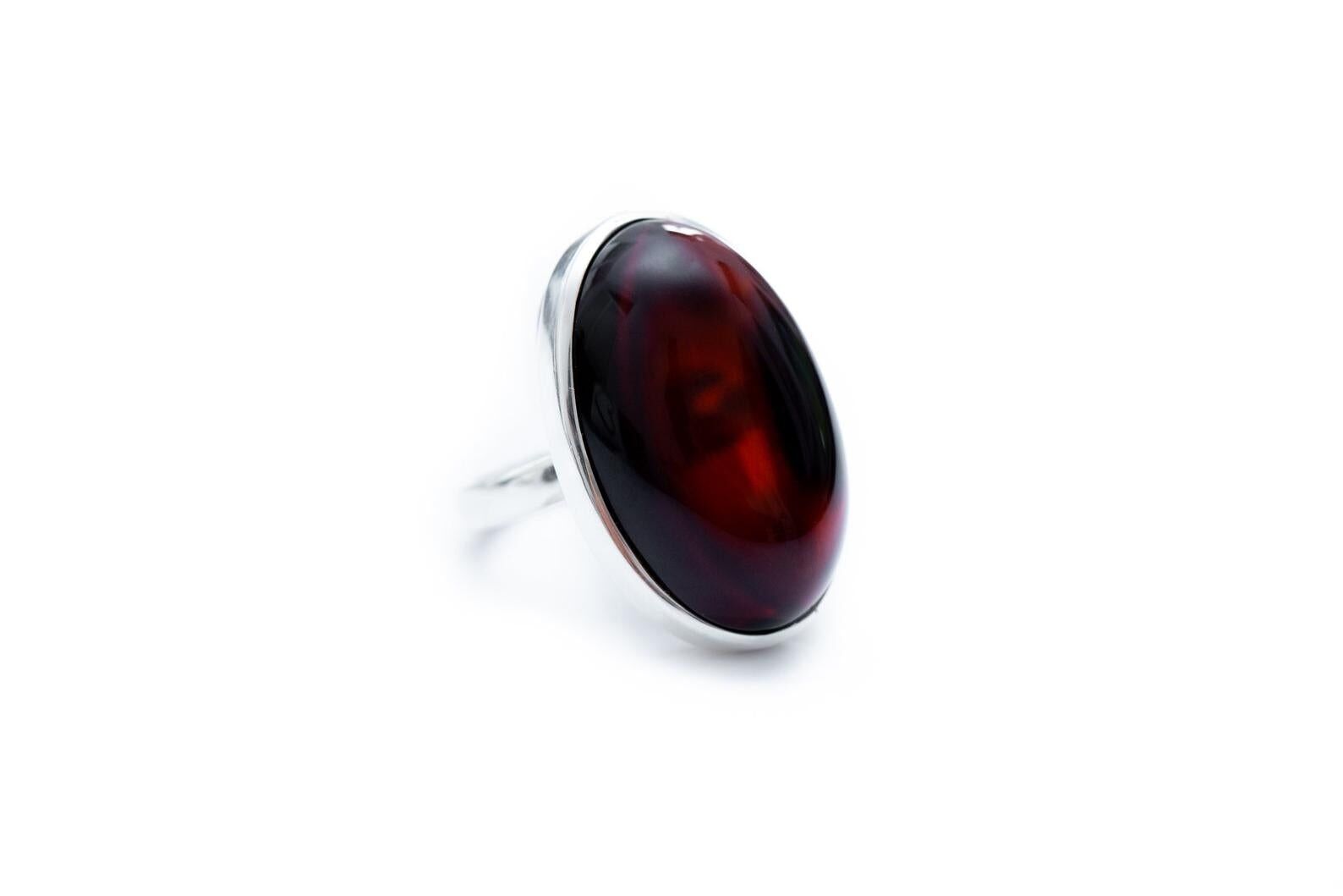Anillo de ámbar rojo cereza ovalado hecho a mano