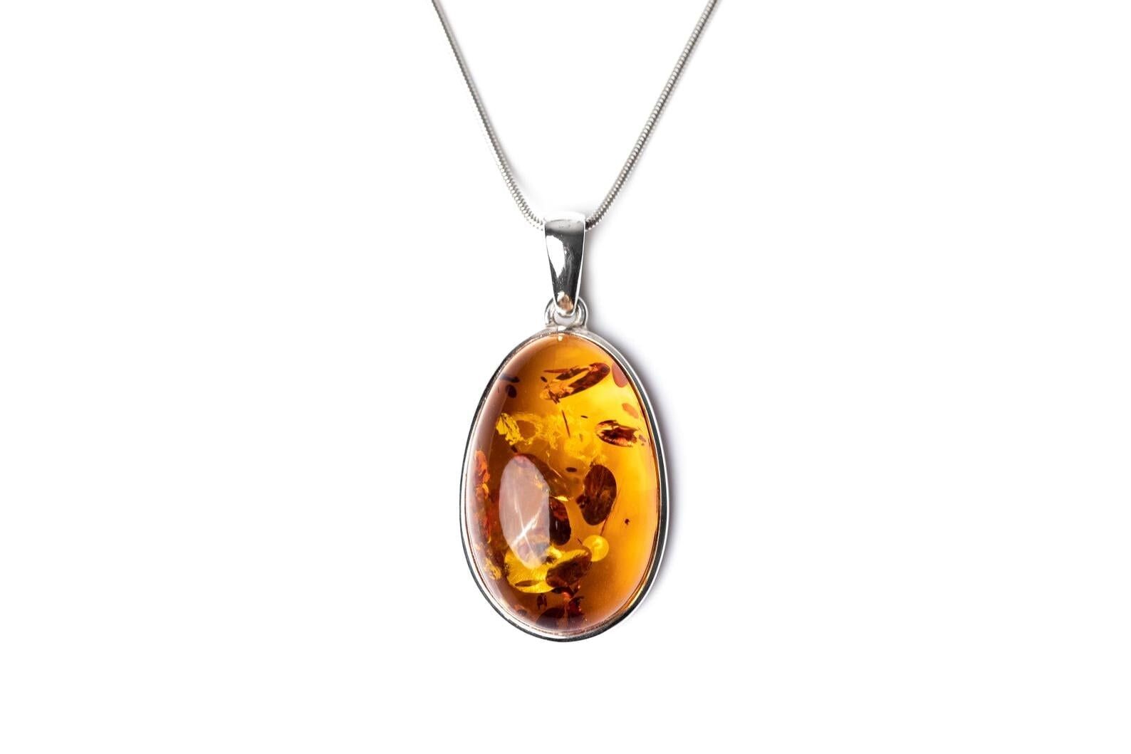 Handgefertigter ovaler Bernsteinanhänger