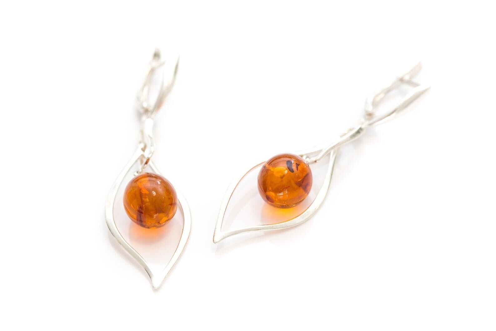 Ohrhänger mit ovalem Rahmen