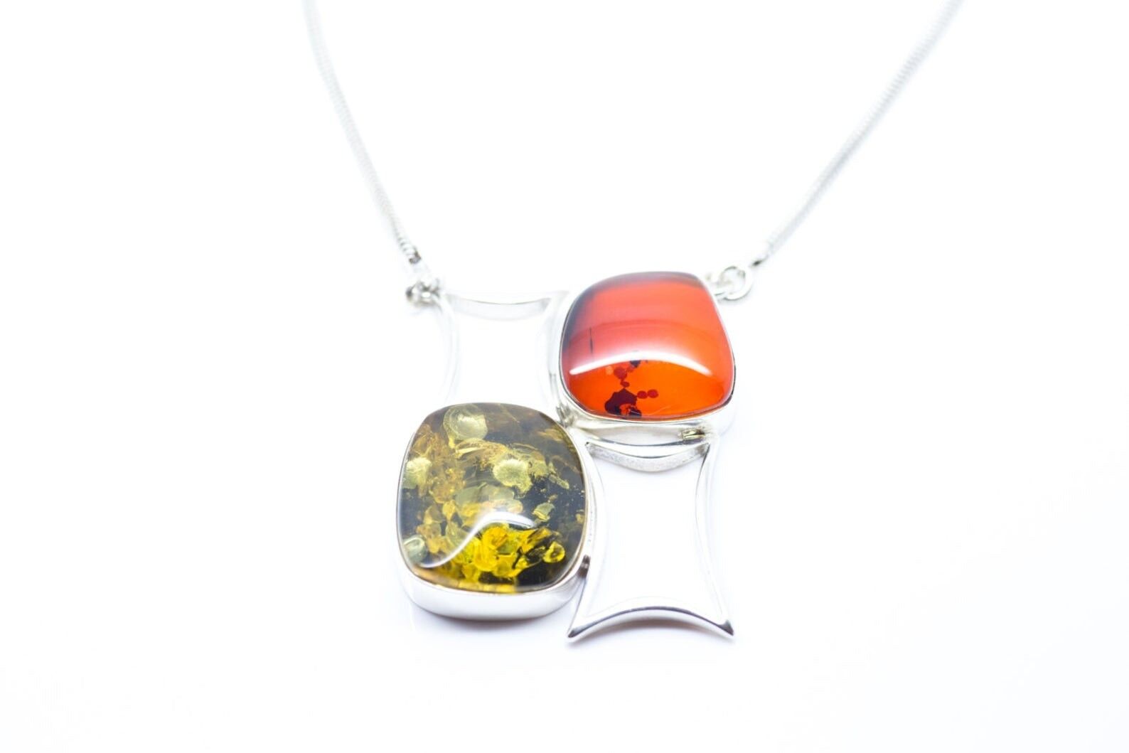 Collier d'ambre rouge et vert du milieu du siècle