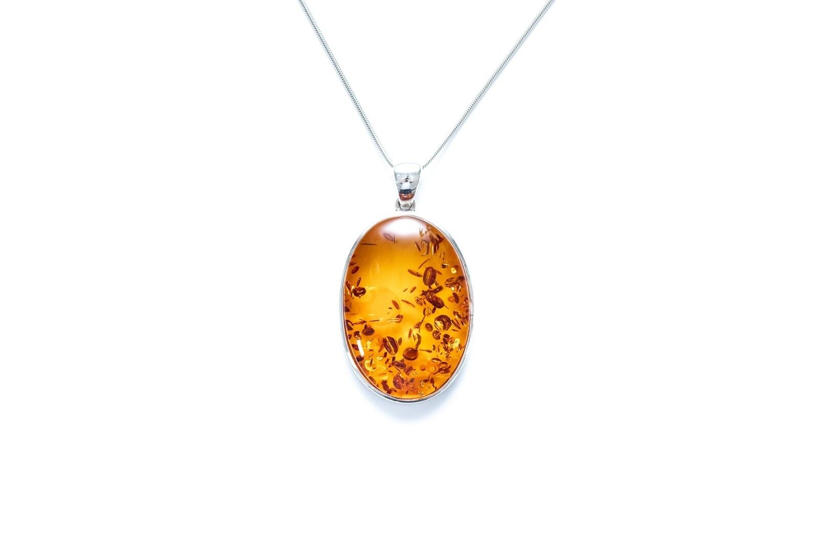 Handgefertigter großer ovaler Bernsteinanhänger