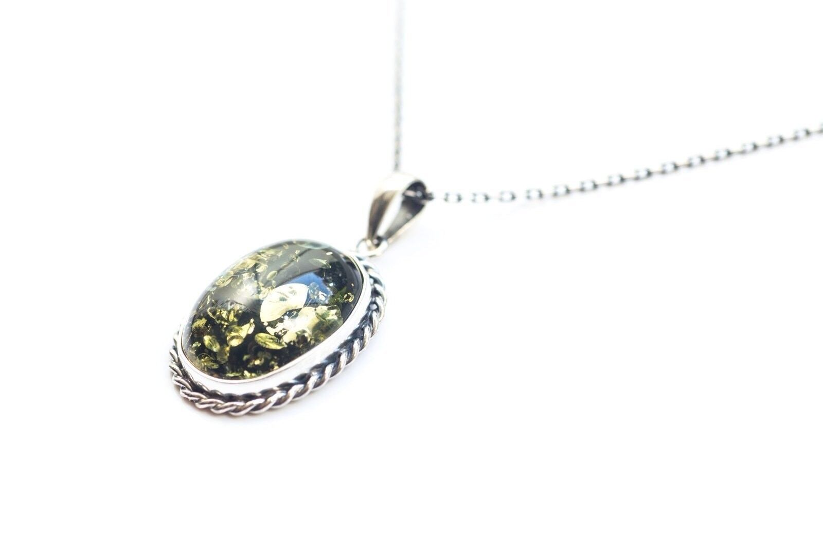 Anhänger aus grünem Bernstein mit Seilrahmen