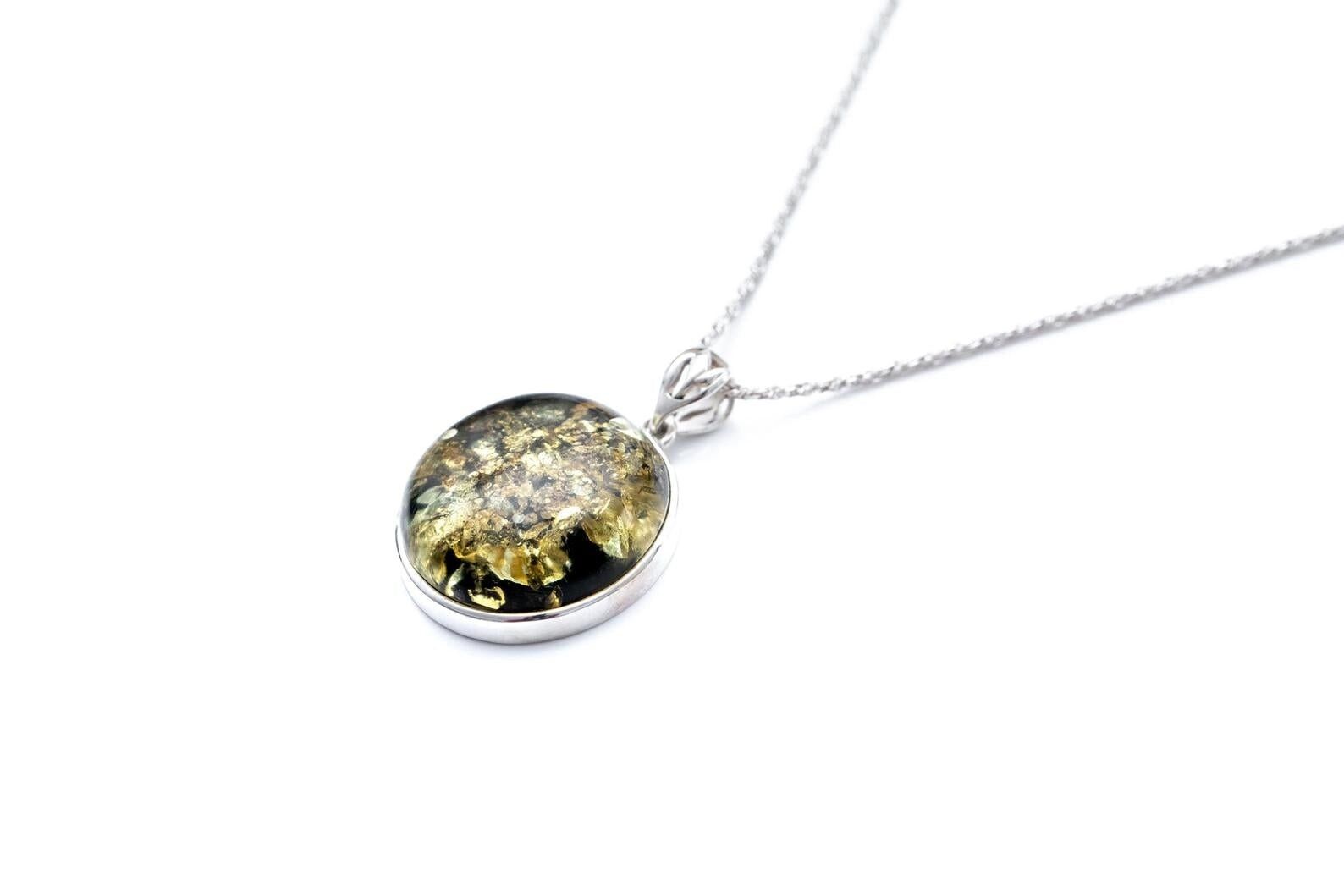 Handgefertigter runder Anhänger aus grünem Bernstein