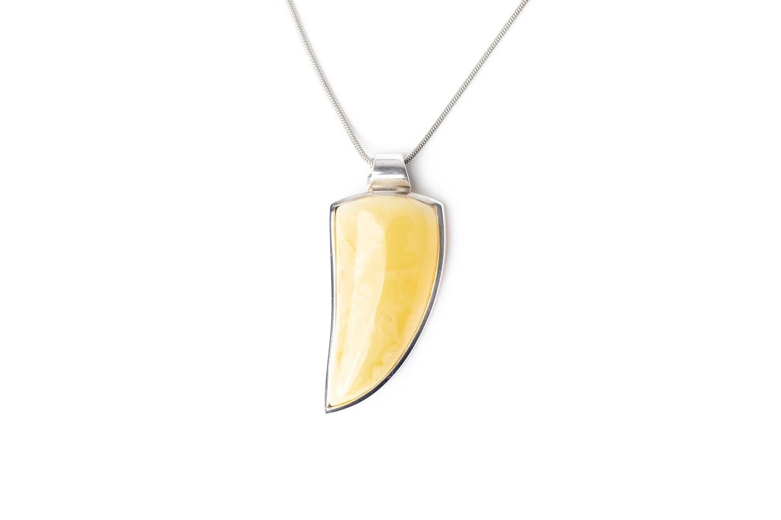 Handgefertigter dreieckiger Butterscotch-Bernstein-Anhänger