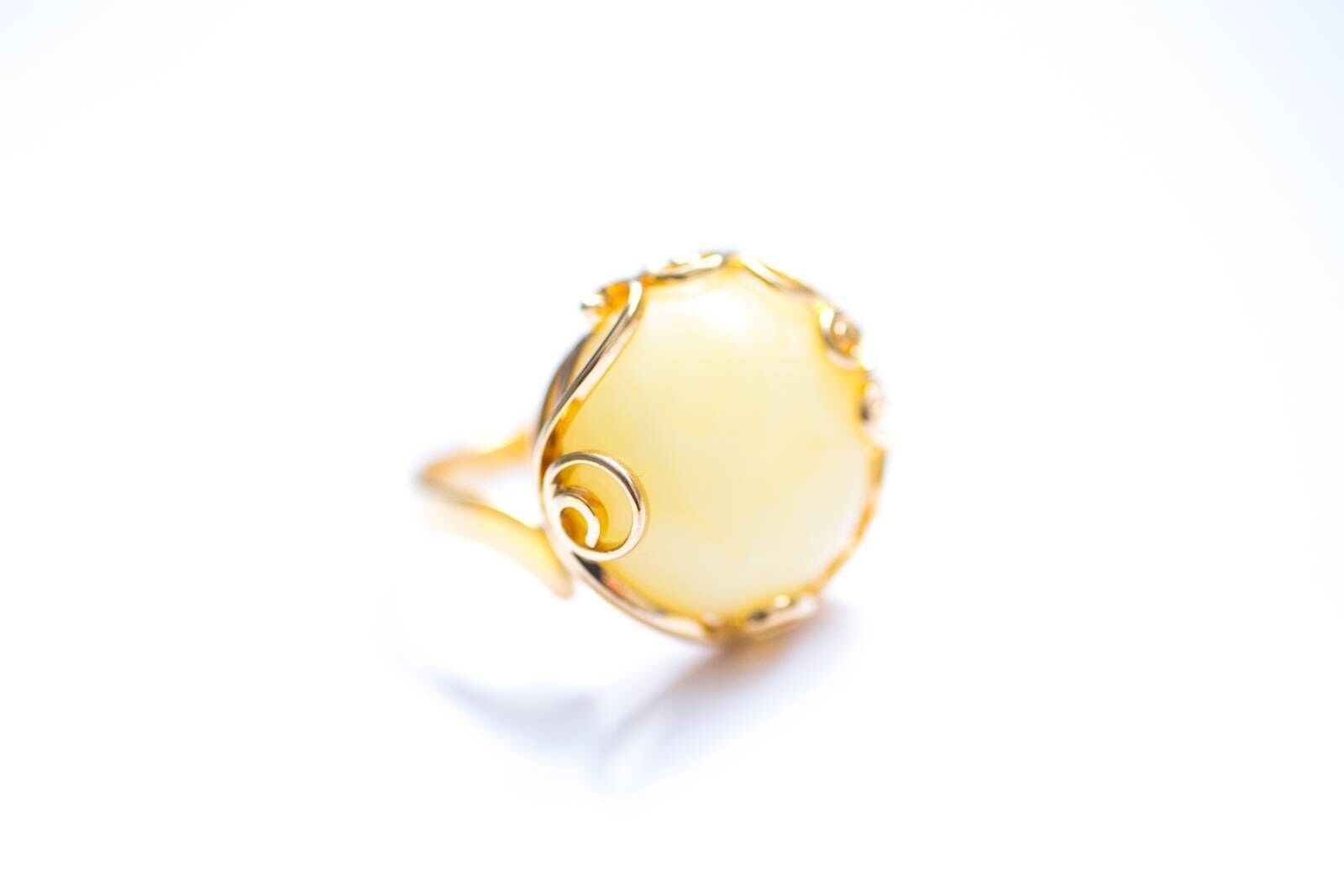 Dekorativer Ring aus Butterscotch-Bernstein