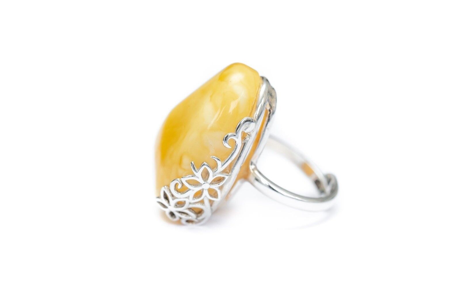 Ring aus Butterscotch-Bernstein mit Blumenmuster