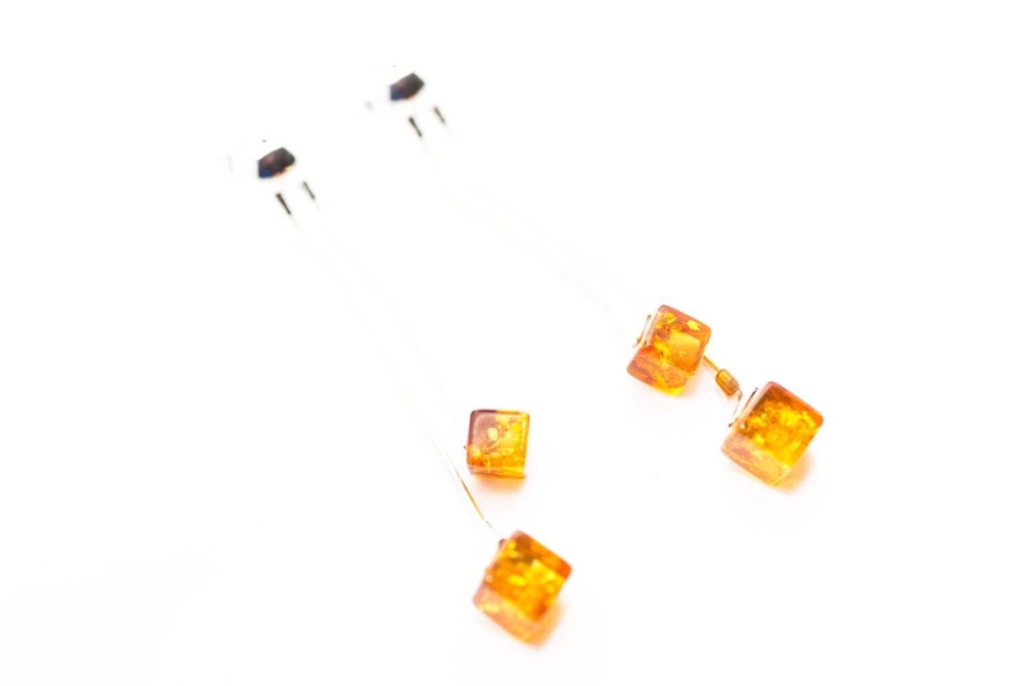 Orecchini lunghi a cubo d'ambra