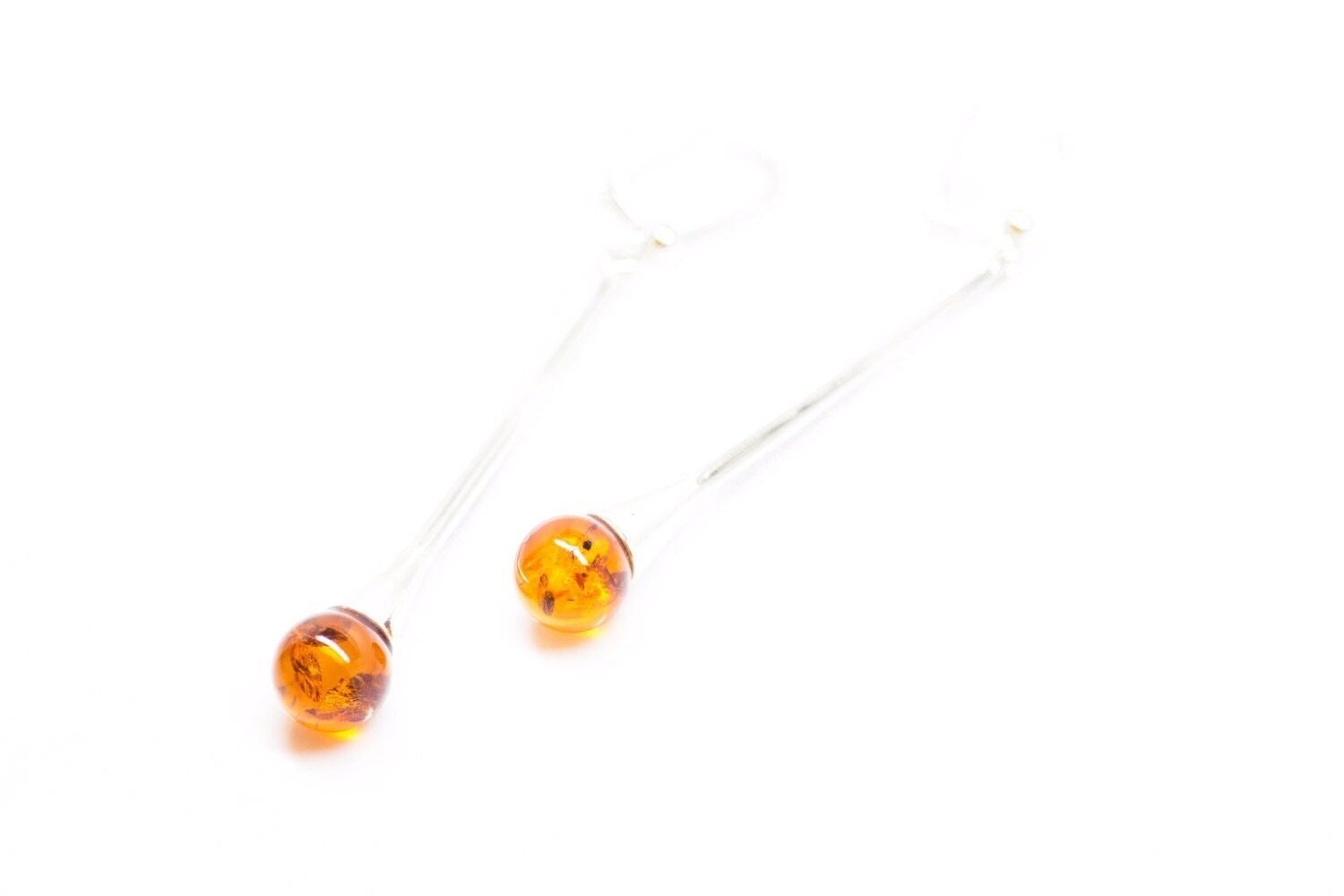 Orecchini a stelo con sfera in ambra