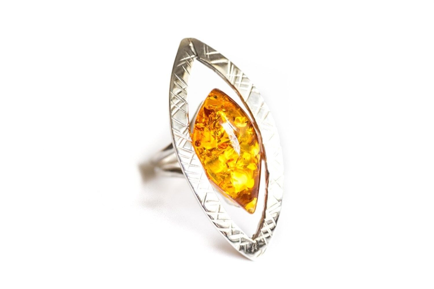 Anello moderno in ambra con cornice in argento