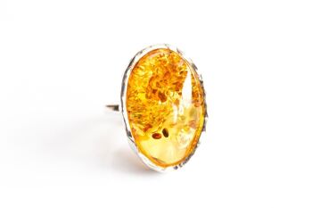 Bague ovale en ambre martelé 1