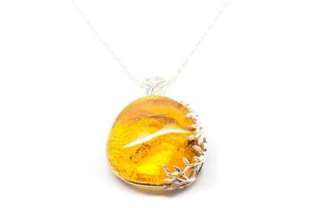 Grand pendentif en ambre naturel 1