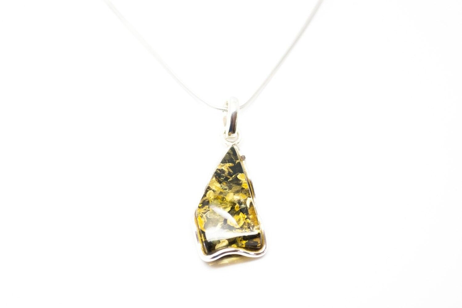 Ciondolo in pietra di forma irregolare