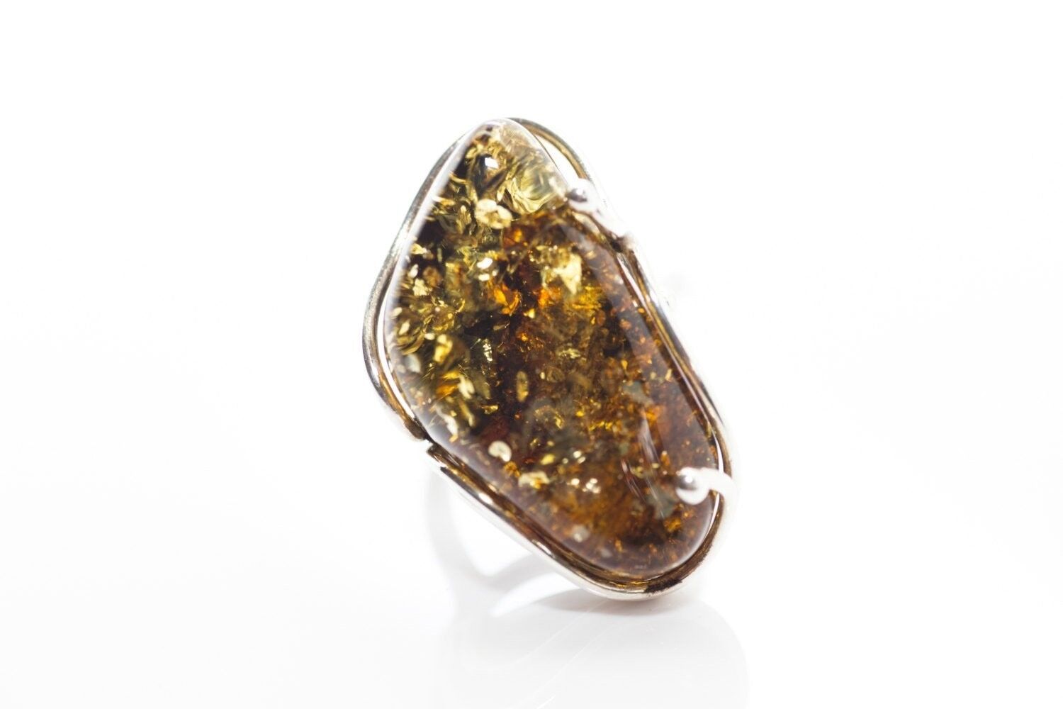 Anello con ambra verde irregolare