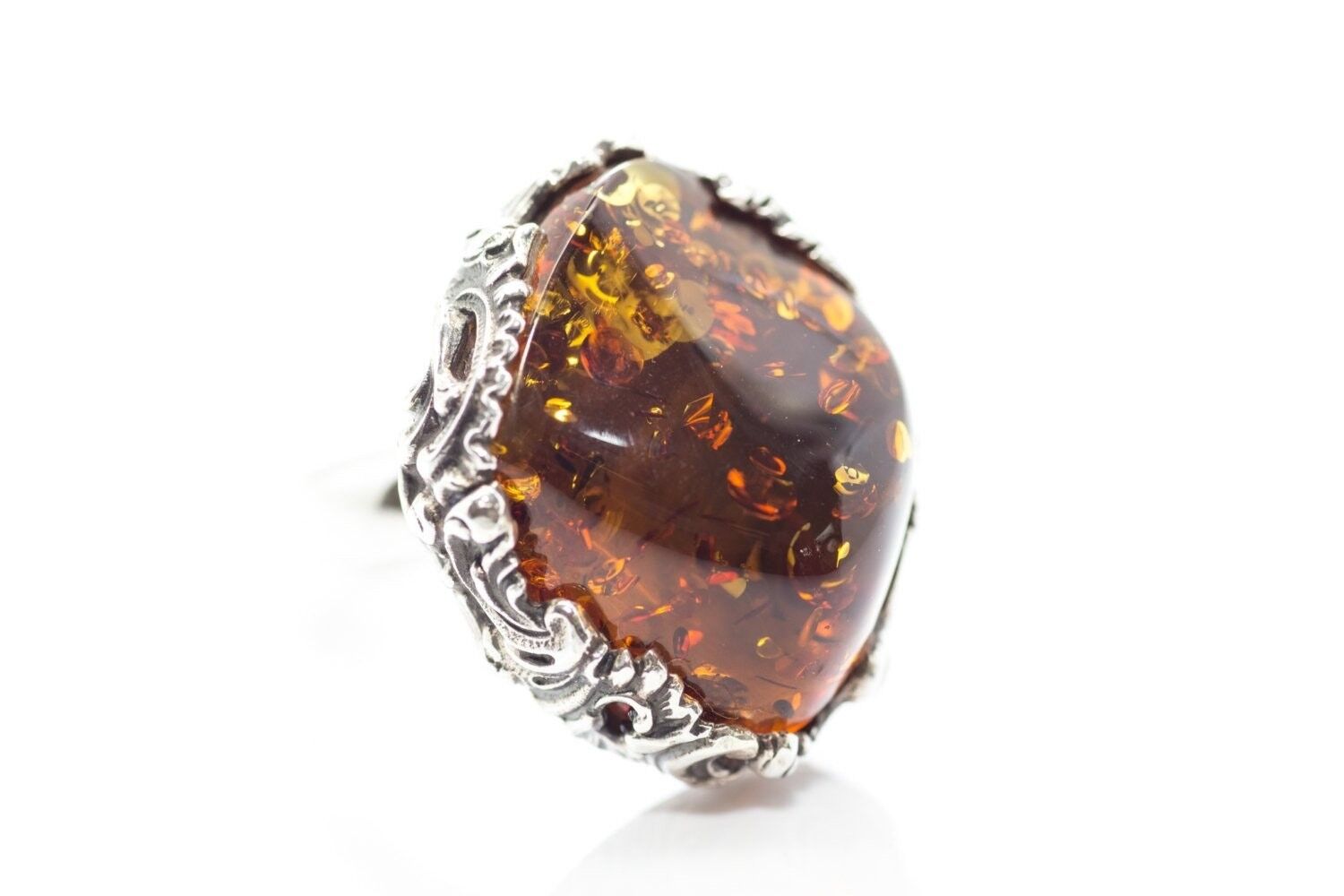 Anello con cornice floreale in ambra