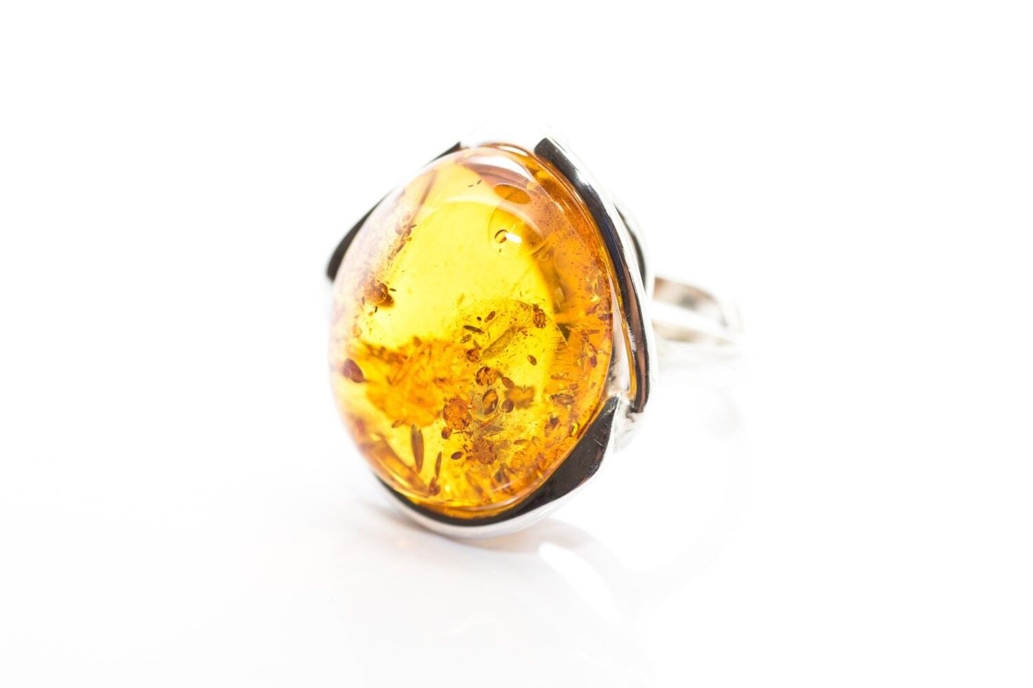 Anello in ambra tondo audace