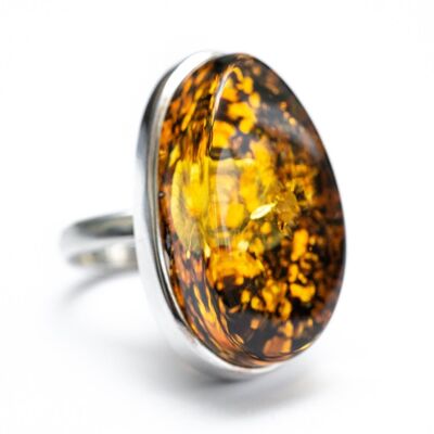 Grande anello in ambra fatto a mano