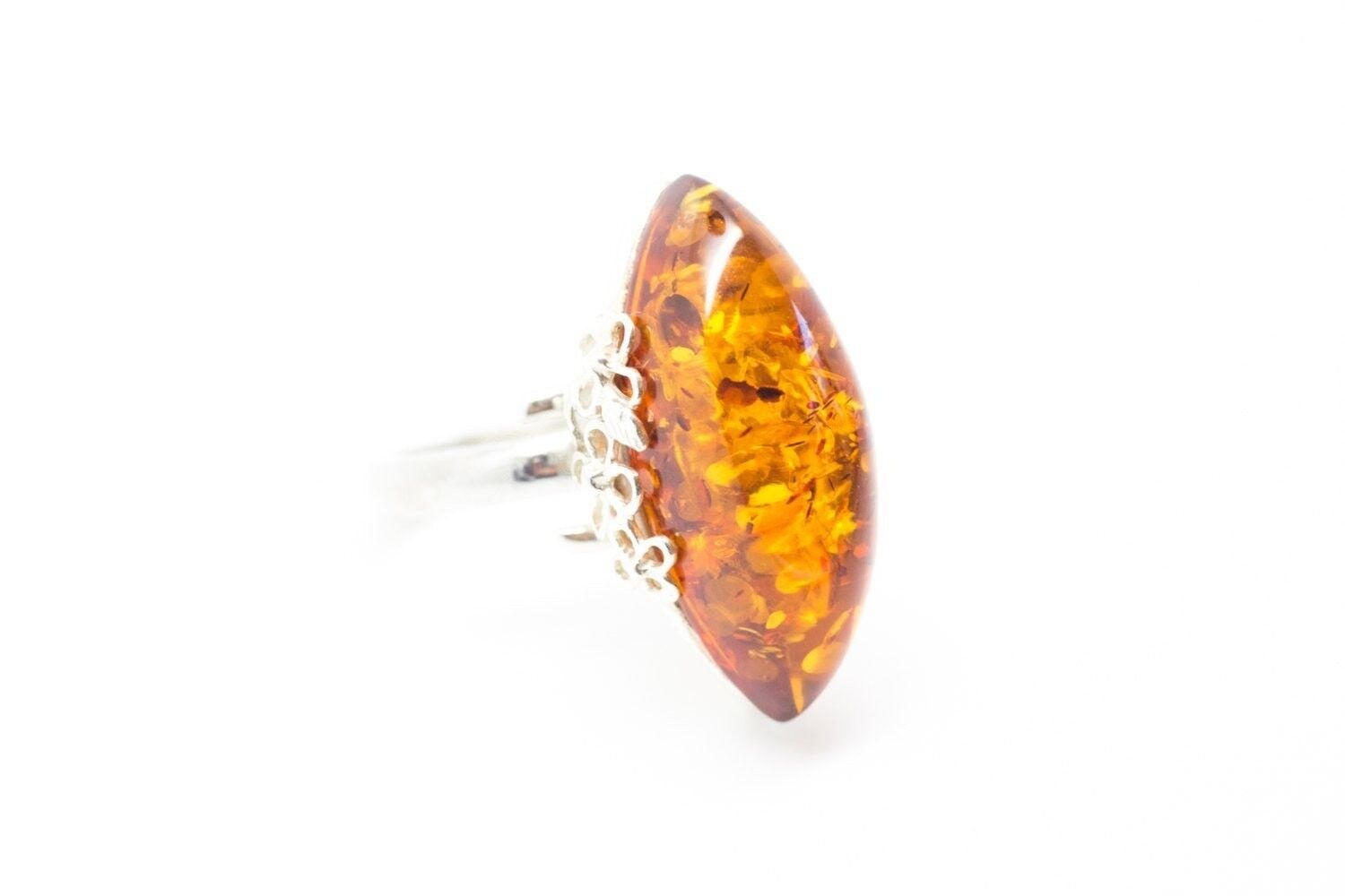 Anillo de ámbar ovalado floral