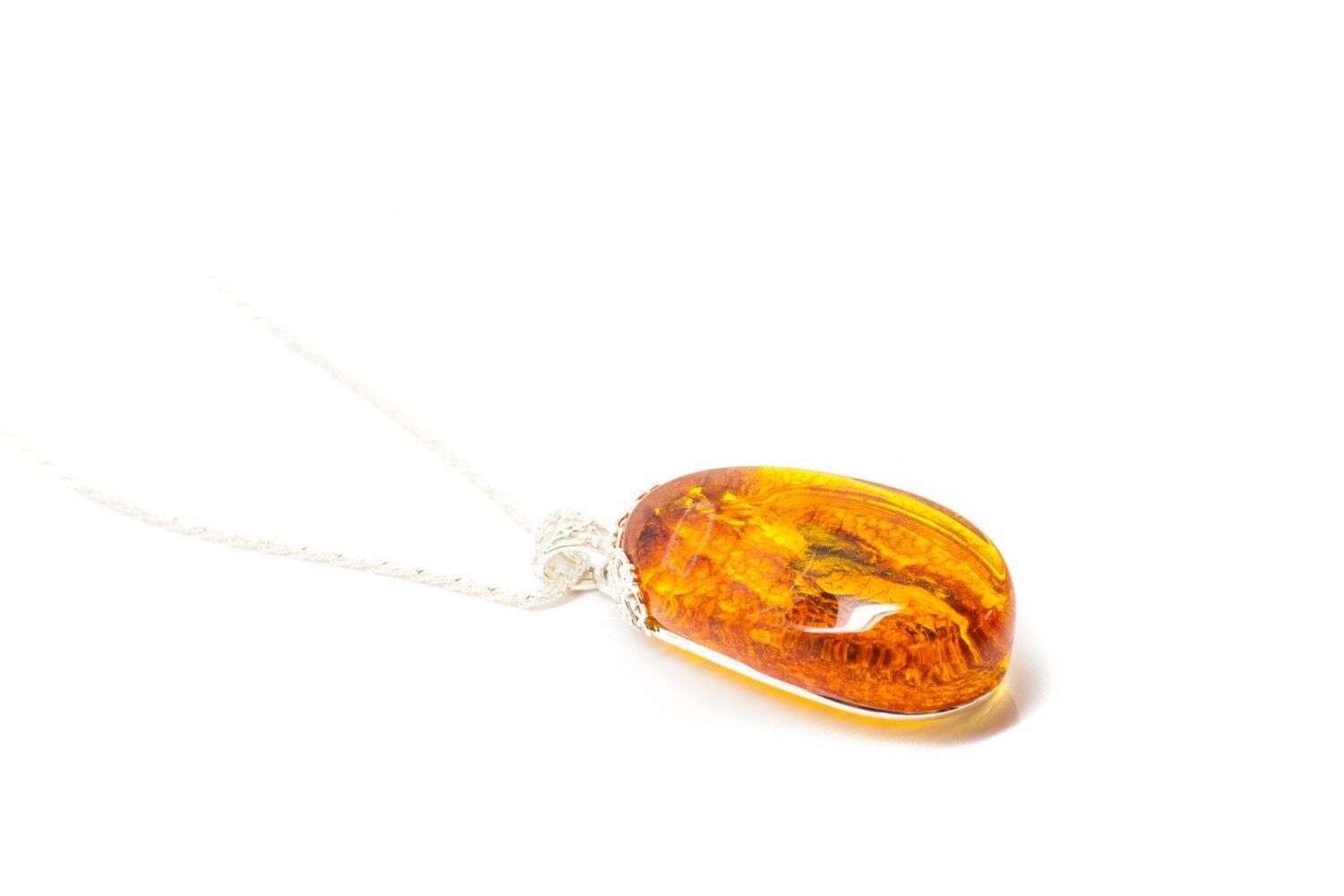 Ciondolo in ambra con inclusione di corteccia d'albero