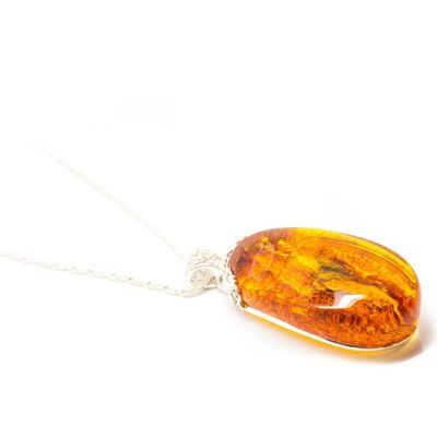 Pendentif en ambre avec inclusion d'écorce d'arbre