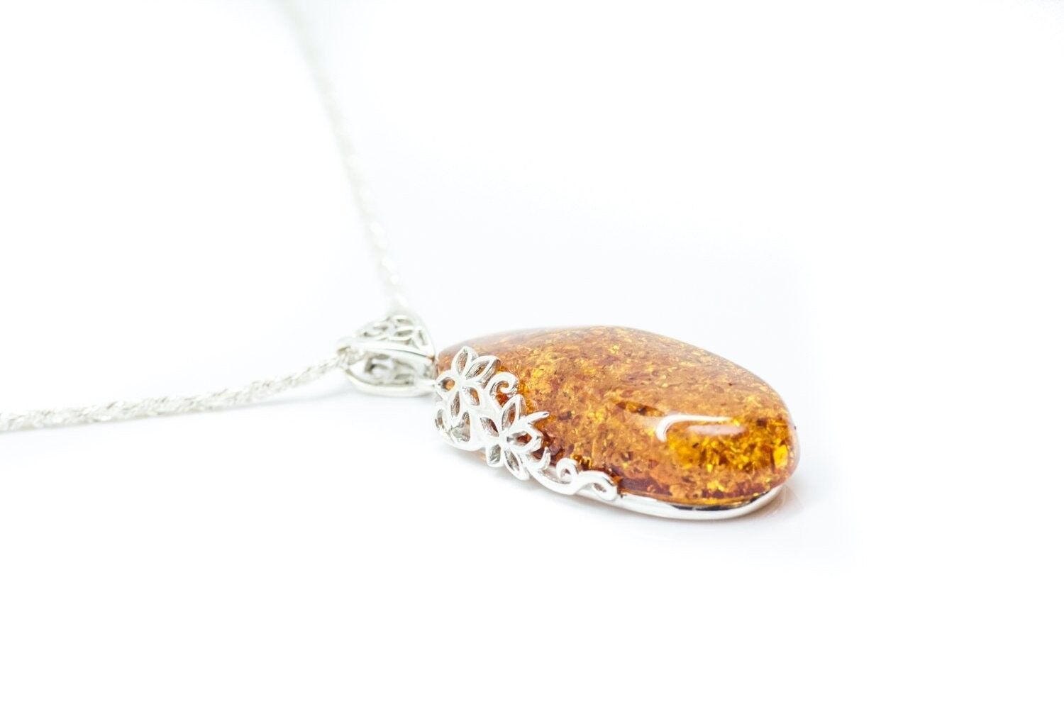 Ciondolo lungo con disegno floreale color ambra