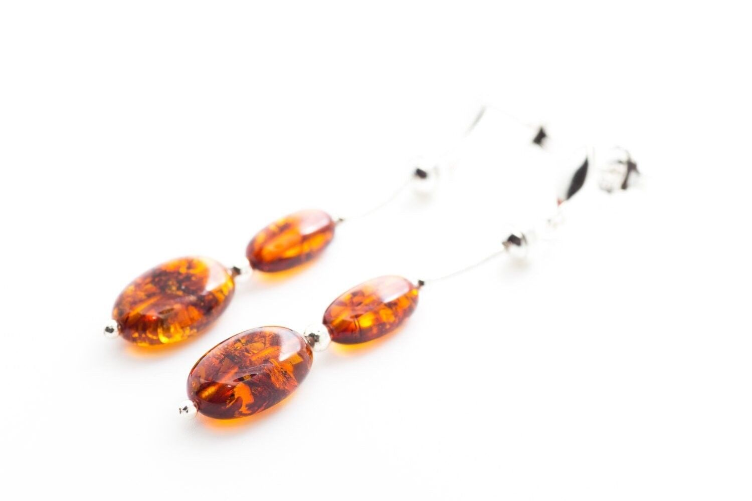 Orecchini lunghi con perline d'ambra