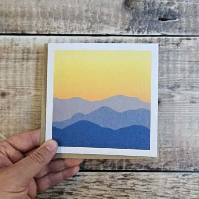Golden Hour - Biglietto d'auguri vuoto con cime delle montagne viola/blu sotto un cielo dorato