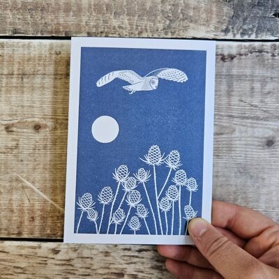 Búho y cardones: tarjeta de felicitación en blanco con una lechuza volando por el cielo sobre cardones