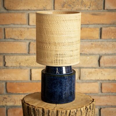 Lampe de chevet ronde en céramique grès peinte à la main effet bleu-blanc verdâtre avec abat-jour en tissu blanc, noir ou raphia