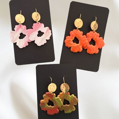 Artesanía: 3 pares de aretes con forma de flor