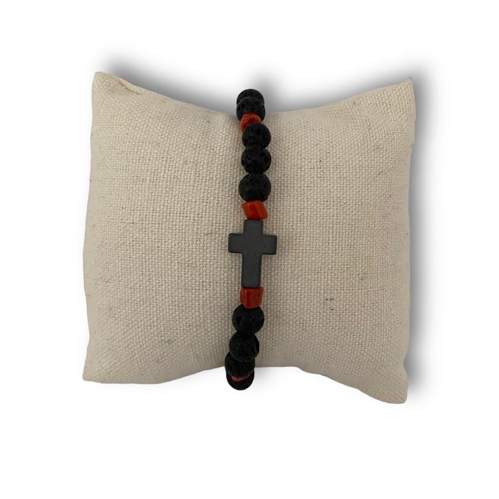 Mediterranes Korallenarmband mit schwarzem Kreuz