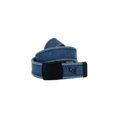 K4010DB | Stone Washed Col. Ceinture ruban en toile bleue avec boucle noire mate. Dimensions : 125 cm x 4 x 0,5 Taille unique - Peut être raccourci. Conditionnement : Boîte cadeau fond/couvercle rigide