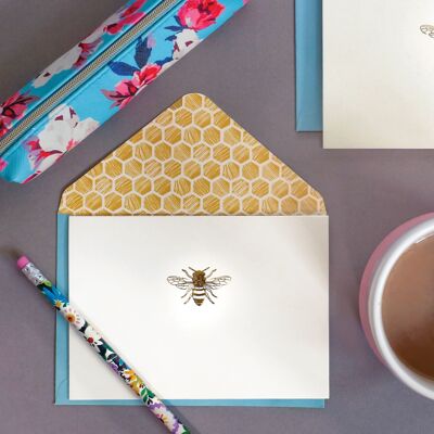 Tarjetas en caja con diseño de abeja.