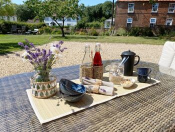 Ensemble de quatre sets de table en herbe tissée 4