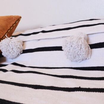 Couverture marocaine Rayures noires et blanches Couvre-lit pompons 2