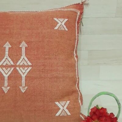 Housse de coussin marocaine en soie sabra cactus orange pâle