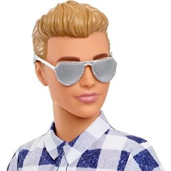 Mattel - réf : HHR66 - Barbie -  Ken Camping avec chemise à carreaux, jean effet usé et baskets blanches - Poupée mannequin 2