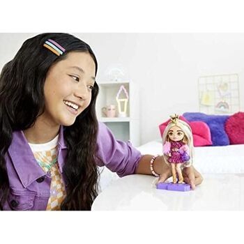 Mattel - réf : HJK67 - Barbie - Poupée Extra Mini n° 6 (14 cm) avec Robe à paillettes et Mitaines en fourrure, avec socle et accessoires 7