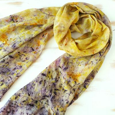 Foulard en coton léger, teint avec des colorants naturels.