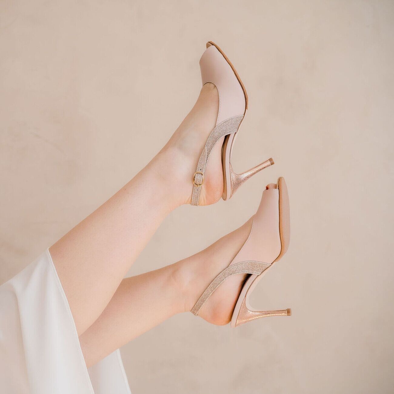 Nudefarbene und blonde goldene Slingback-Pumps