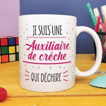 Mug "Je suis une auxiliaire de crèche qui déchire" Cadeau pour l'Auxiliaire de crèche 1