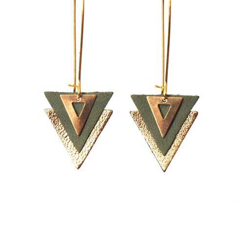 Boucles d'oreilles cuir triangles vert kaki et or, grandes dormeuses en laiton doré - bijou graphique géométrique - modèle PIAMA