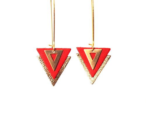 Boucles d'oreilles cuir rouge et or, triangles de cuir et laiton sur grandes dormeuses - bijou graphique géométrique - modèle PIAMA