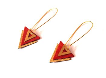 Boucles d'oreilles cuir rouge et or, triangles de cuir et laiton sur grandes dormeuses - bijou graphique géométrique - modèle PIAMA 3