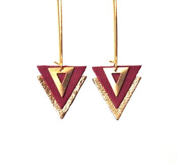 Boucles d'oreilles cuir bordeaux et or, triangles de cuir prune et laiton sur grandes dormeuses - modèle PIAMA 1