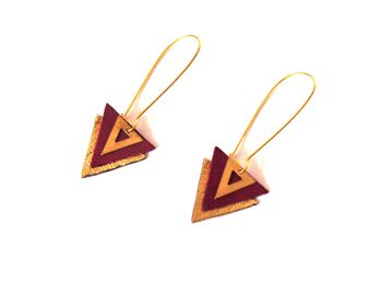 Boucles d'oreilles cuir bordeaux et or, triangles de cuir prune et laiton sur grandes dormeuses - modèle PIAMA 3