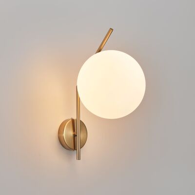 Lámpara de pared de globo con acabado dorado de diseñador único