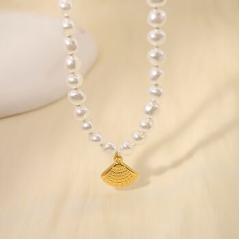Collier en perles synthétiques avec pendentif coquillage 1