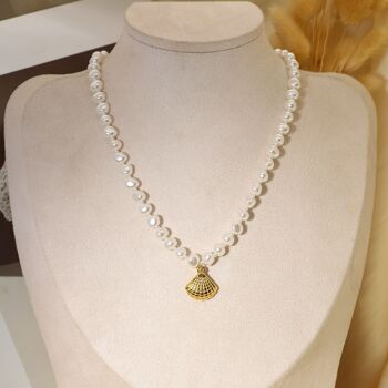 Collier en perles synthétiques avec pendentif coquillage 4
