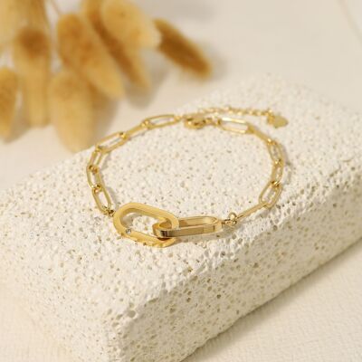 Golden bracelet with thick links